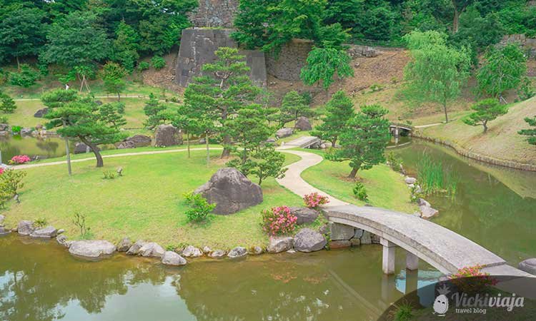 Gyokuseninmaru Garten in Kanazawa, Brücke über kleinen Bach in Garten