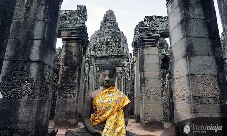 Bayon Tempel I Angkor Thom I statue in tempel mit gelbem gürtel