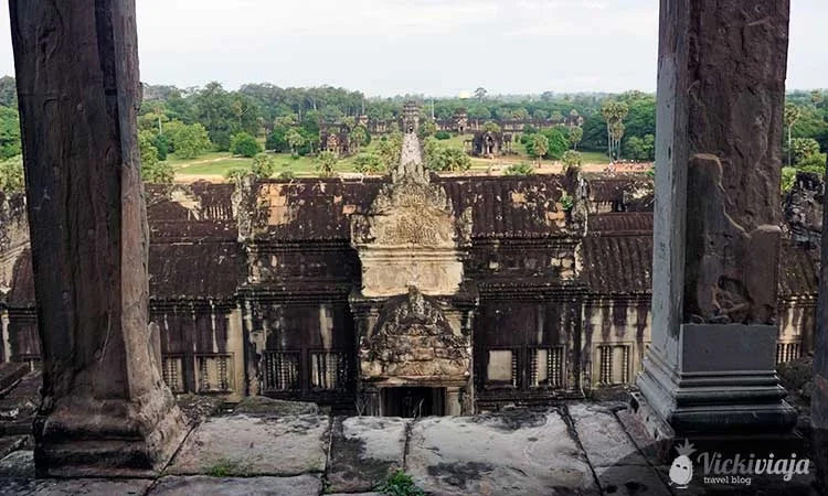 ausblick von angkor wat auf die berühmten tempeltürme