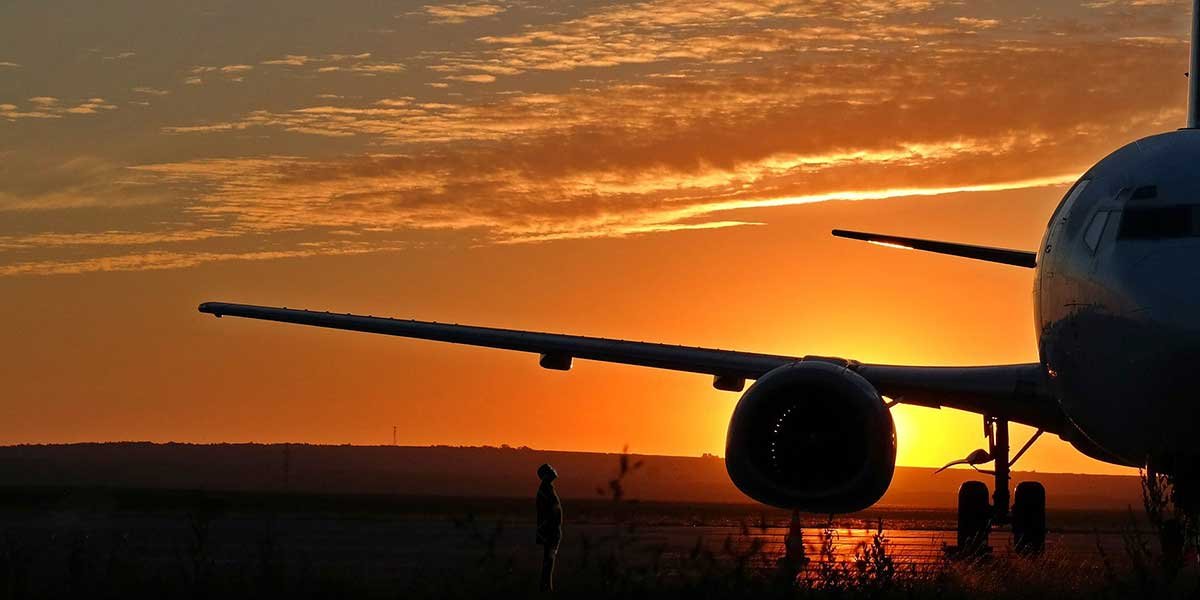 Die günstigsten Schnäppchenflüge online, Flugzeug, Sonnenuntergang