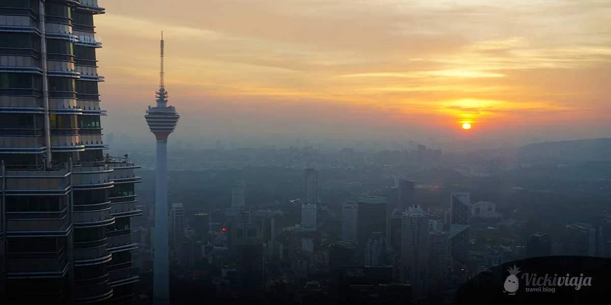 Geld sparen in Malaysia, Malaysia Budget, Sonnenuntergang von Petronas Towers, KL