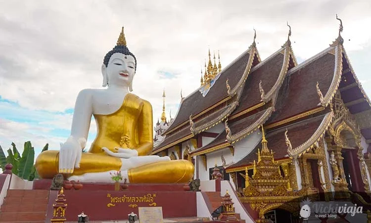 Tempel und Buddha-Statue in Chiang Mai, Nordthailand