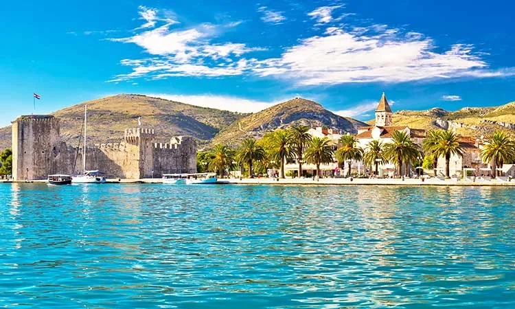 Trogir in Kroatien vom Meer aus