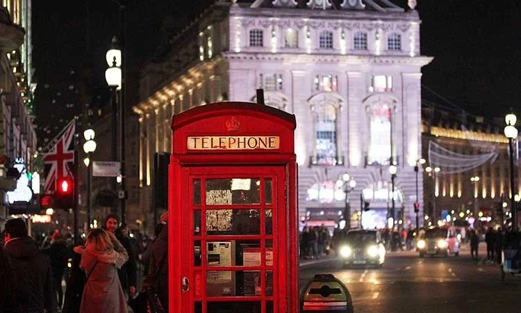 London, im Dunklen, rote Telefonzelle