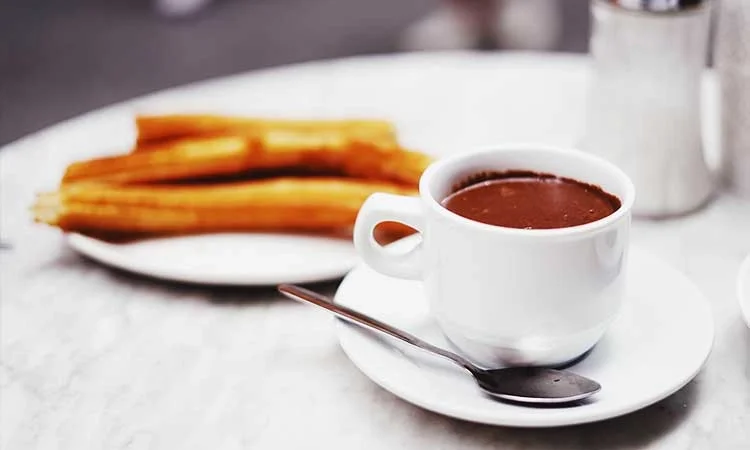 Churros con Chocolate, Churros mit Tasse Heißer Schokolade in Barcelona