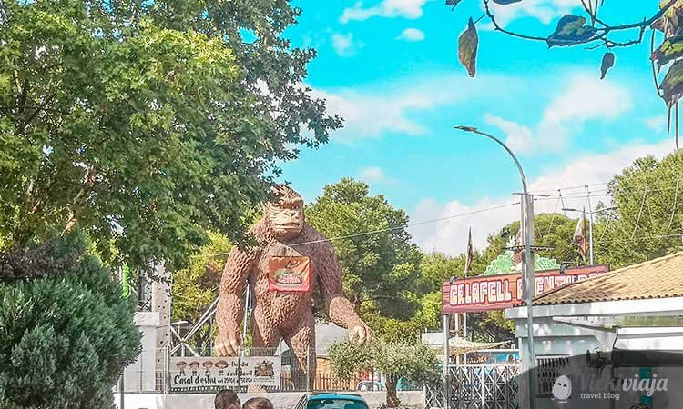 Calafell Aventura, big monkey figure entrance