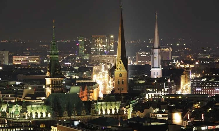 Die Kirchentürme in Hamburg bei Nacht