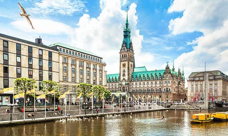 Hamburger Rathaus und Jungfernstieg, im sommer