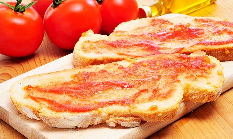 pa amb tomaquet, toast with tomato, breakfast in catalonia