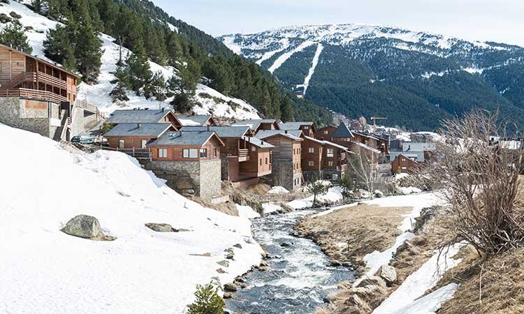 Andorra la Vella im Schnee, Holzhäuser und Berge