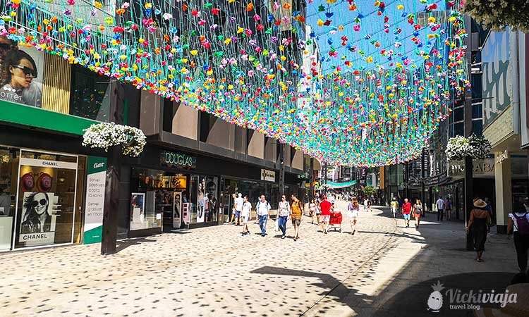 Avenida de Meritxell, Shoppingstraße in Andorra La Vella