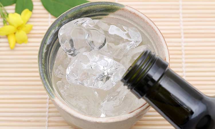 Shochu, japanischer Alkohol auf Eis auf Bambusmatte