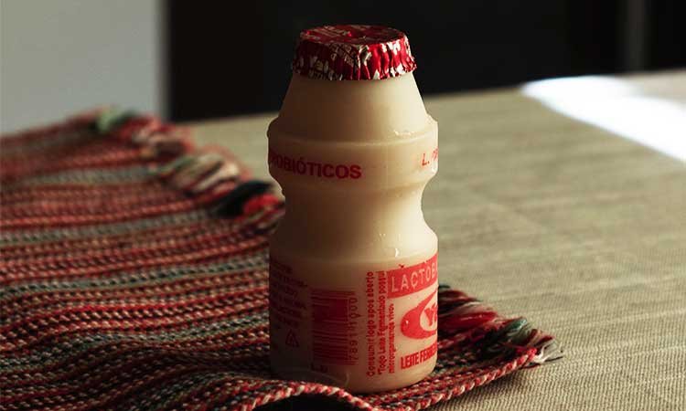 Yakult, japanisches Getränk in kleiner cremefarbenen Dose mit roter Aufschrift