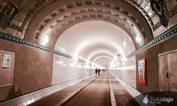 blick in den alten elbtunnel, beleuchteter tunneleingang