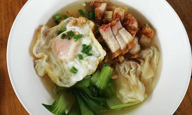 thaifood suppe mit schweinefleisch, geld in thailand