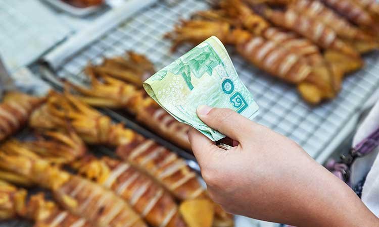 Baht-Geldschein für typisch thailändisches Streetfood