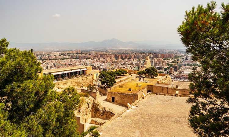 Blick über Sant Antoni von der Burg Santa Barbara, Alicante Unterkünfte