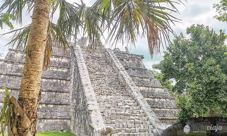 chichen itza ruinen, pyramide palmen